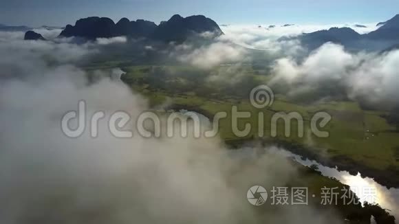 河流蜿蜒穿过山谷，在多雾的高地之间