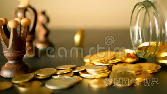 黑色桌子上有金币、象棋和旋转便士的特写。 黄色的硬币从罐子里掉了出来。