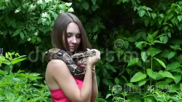 一个年轻女孩，脖子上挂着一条蛇