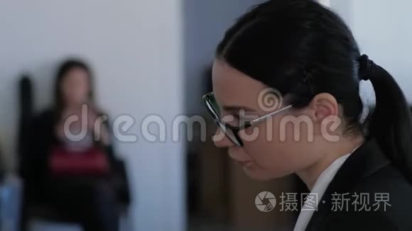 悲伤的年轻女人在工作时没有乐趣，在办公室的特写镜头中思考一些事情