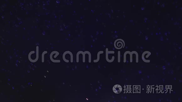 夜空中随机的肥皂泡视频