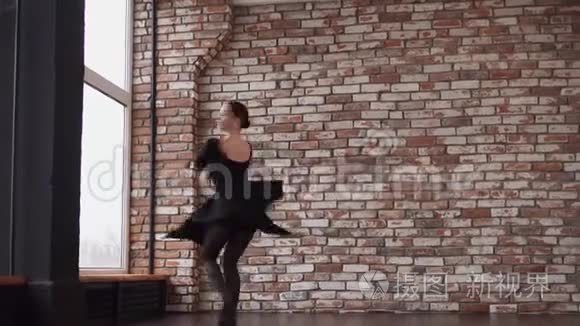 当代舞女正在为剧院练习舞蹈视频