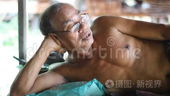 泰国老人在木床上休息视频