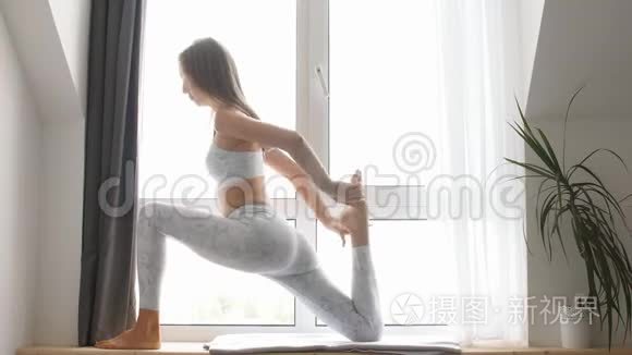 女人在室内练习战士瑜伽姿势视频