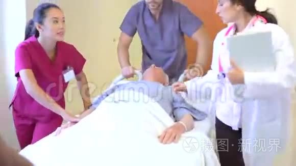 老年男性病人在医院走廊被轮走视频