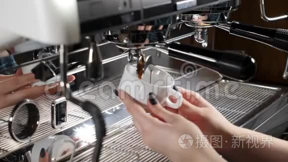 咖啡店的概念。 靠近女咖啡师手拿着杯子在咖啡机。 咖啡制作的问题