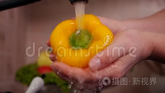 女人在厨房洗手池洗手黄钟椒视频