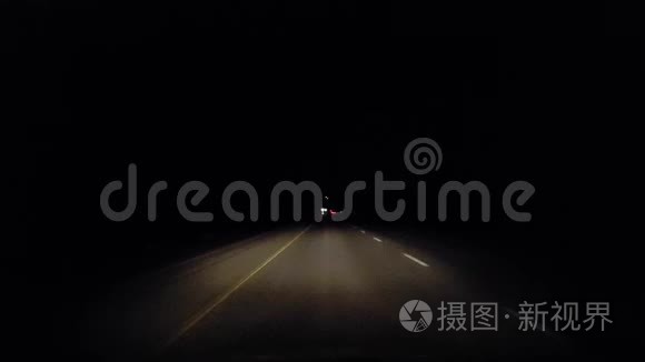 夜间驾驶农村公路乡村。 观光点POV晚间乡村高速公路或高速公路或州际公路