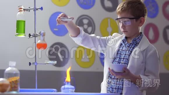 男孩科学家在实验室里做淀粉和火的实验