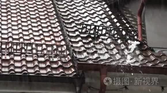 雨水从排水管里打出来