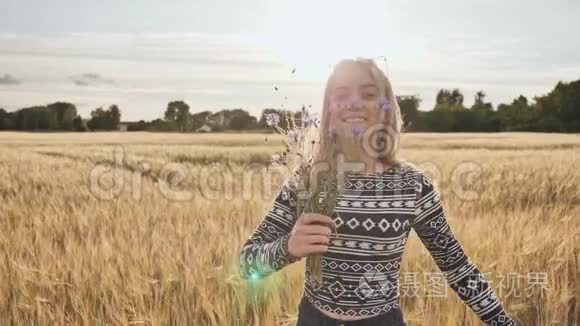 一个16岁的少女，开着矢车菊的花在一片田野里旋转。