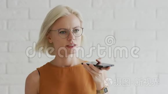 戴眼镜的女士录制音频信息视频