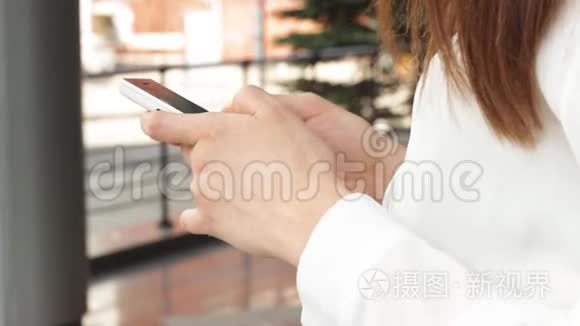 女商人在智能手机上打字的特写视频