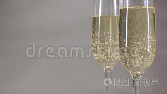 在灰色背景的玻璃中升起的香槟视频