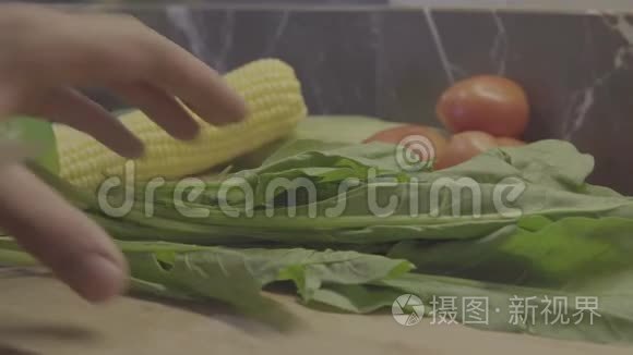 厨师在切菜板上切菠菜视频