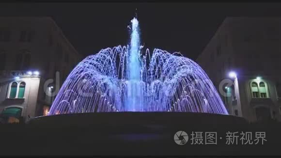 斯普利特的喷泉在晚上。
