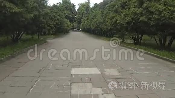 摄像机穿过过道的通道视频