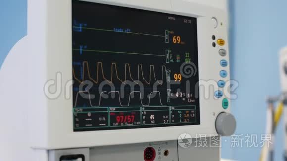 数字心脏监测器读出接近线图形和数字显示的病人被测量。 数字