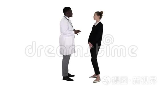 男性非洲医生在白色背景下与女性患者交谈。