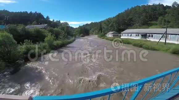 河谷Sayan山区大雨过后，洪水期间河床中的浑水流动