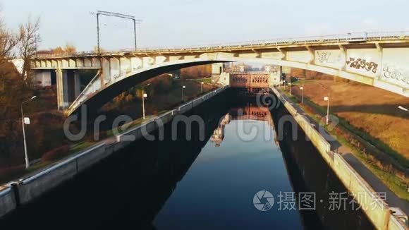 高桥横渡河的航拍镜头.. 飞在桥下，迎着秋天的风景