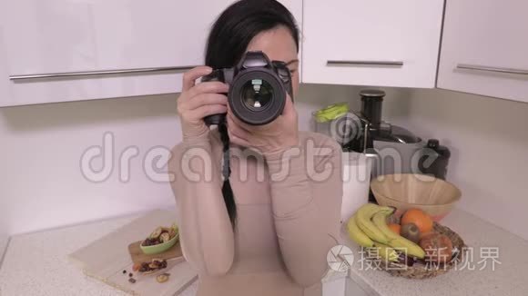 带专业相机的女人在厨房拍照视频