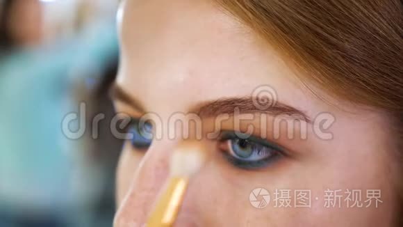 红发青年女性在美容院化妆专业视频
