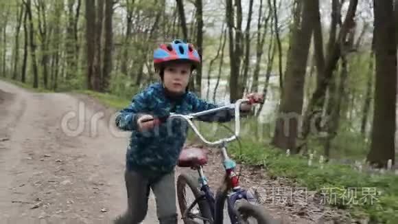 男孩在公园里骑自行车视频