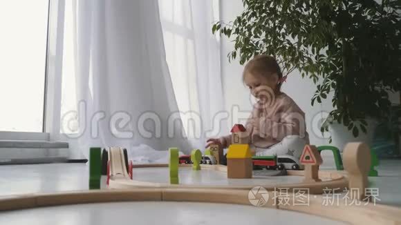 金发小女孩玩木玩具视频
