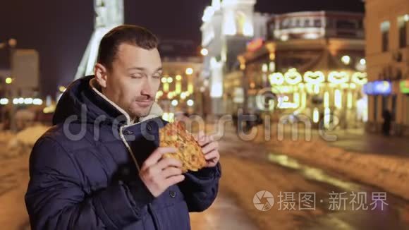 疯狂的滑稽男人在镜头上吃比萨饼和鬼脸，显示拇指