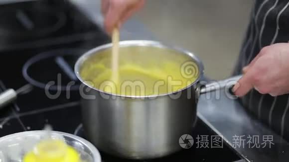 厨师准备土豆泥视频