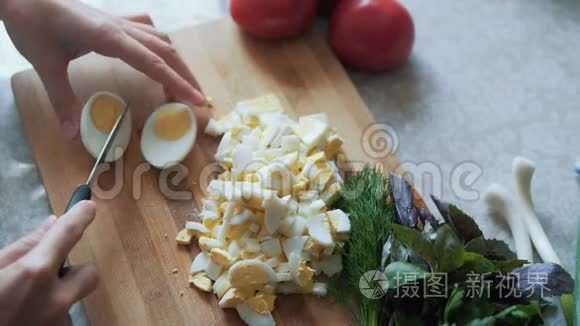 在木板上用刀切煮鸡蛋，把煮好的手合上. 食物概念