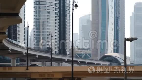 迪拜地铁列车正在高架桥上行驶视频