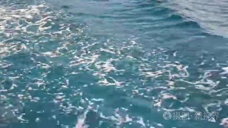 碧海中美丽的白浪视频