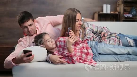 年轻家庭花时间在电子设备上视频