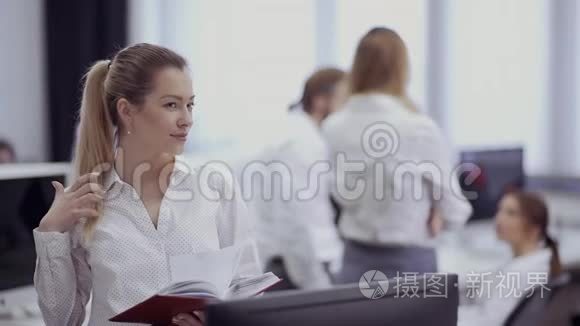 年轻漂亮的女商人和同事调情视频