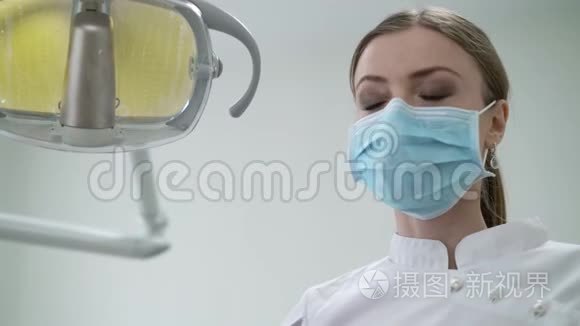 牙科诊所的牙医打开电灯和工具