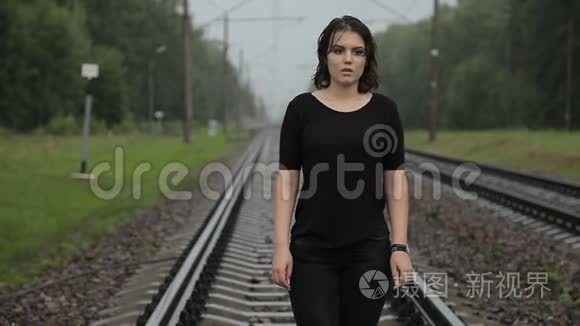 铁路上抑郁症少女视频