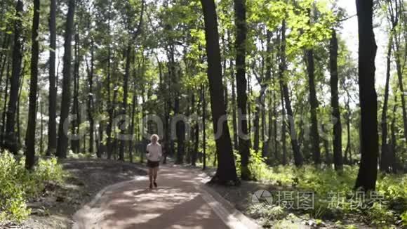 一个在夏天公园跑步的女人视频