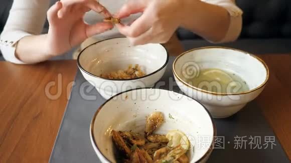 女人的手在咖啡馆里打扫和吃虾视频