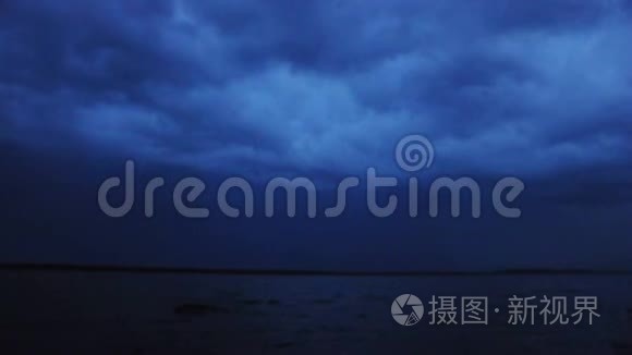 夜间湖面上的雷暴和闪电视频