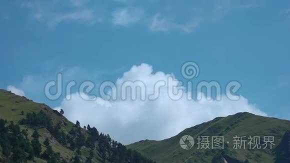 白云在蓝天的时间流逝在北高加索的山脉。 俄罗斯