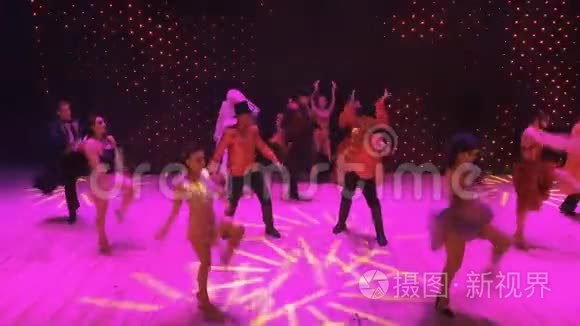 专业现代剧院的疯狂表演