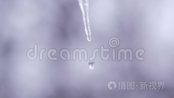 从访客冰柱上滴下的水滴视频