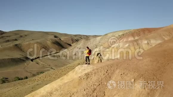 徒步旅行的女人用登山杖爬山。 空中山景。 。 美丽的山景观.. 医生