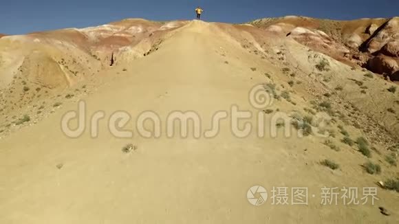 徒步旅行的女人用登山杖爬山。 空中山景。 。 美丽的山景观.. 医生