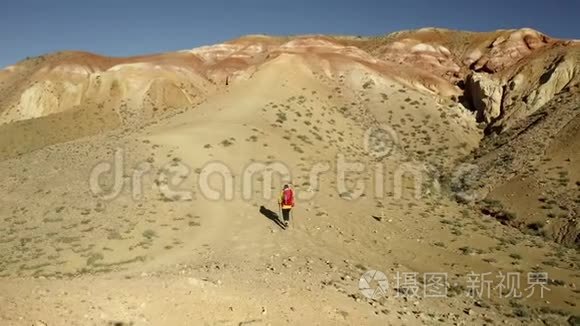 徒步旅行的女人用登山杖爬山。 空中山景。 。 美丽的山景观.. 医生