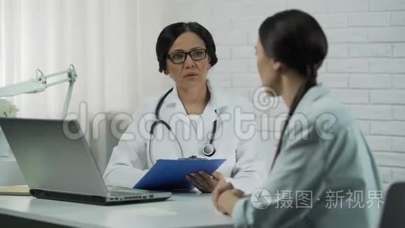 医生咨询治疗师倾听和记录症状的病人