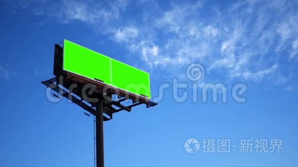 蓝天背景下的绿色屏幕双广告牌视频