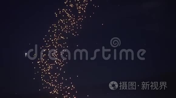 美丽的灯笼尾巴在夜空中飘浮视频